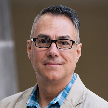 Headshot of Luiz Antunes.