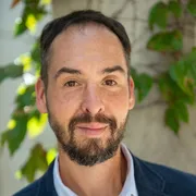 Headshot of Jeff Gennari.