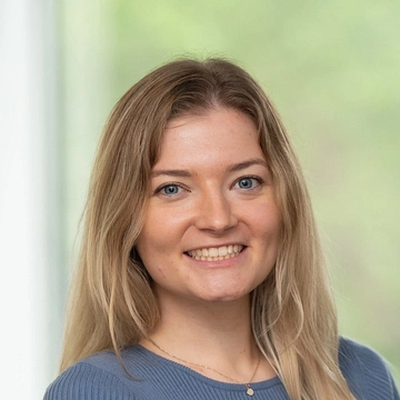 Headshot of Lauren Hoge.