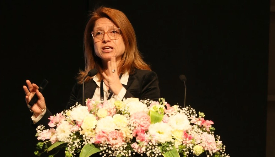 Ipek Ozkaya speaking at a lectern 960x540