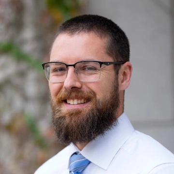 Headshot of Alex Vesey.