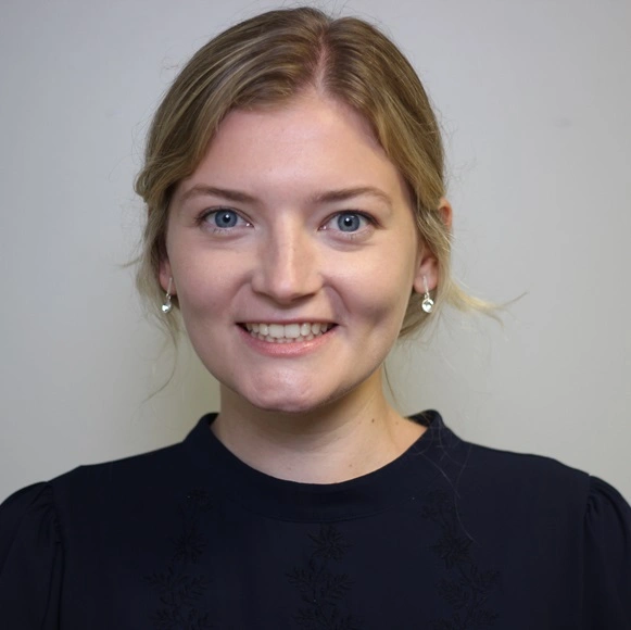 Headshot of Lauren Hoge.