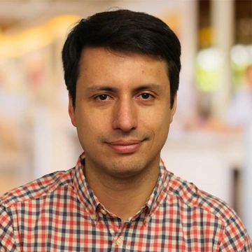 Headshot of Sebastian Echeverria.